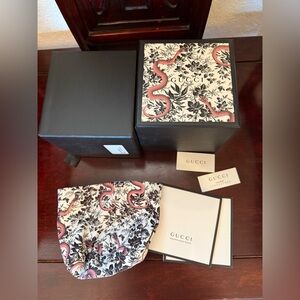 GUCCI Serpent Special Edition
- Box with pouch